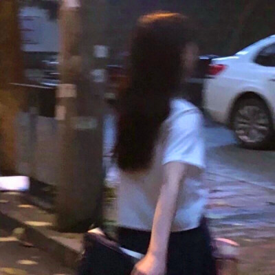 小清新唯美2023背影女生键盘头像(共24张)