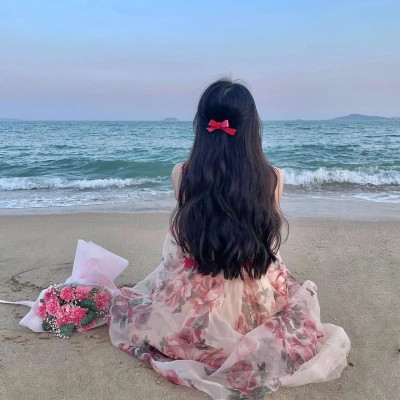 小清新唯美2023背影女生键盘头像(共24张)