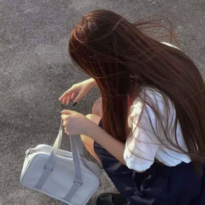 小清新唯美2023背影女生键盘头像(共24张)