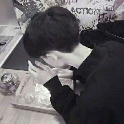 男头像黑白高冷头像(优选20张)