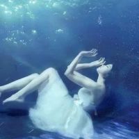水下穿裙子的女生唯美头像(精选20张)