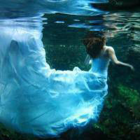 水下穿裙子的女生唯美头像(精选20张)