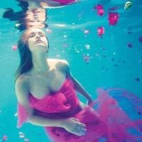 水下穿裙子的女生唯美头像(精选20张)