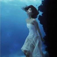 水下穿裙子的女生唯美头像(精选20张)