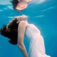 水下穿裙子的女生唯美头像(精选20张)