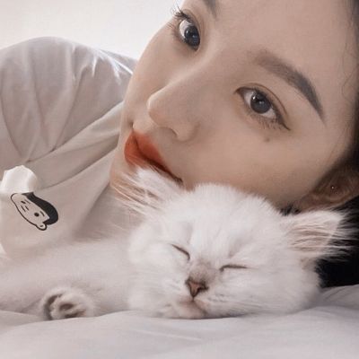 漂亮女生怀抱萌猫头像大全(精选24张)