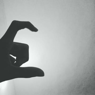 高清好看的头像女生爱心手势图片(共16张)