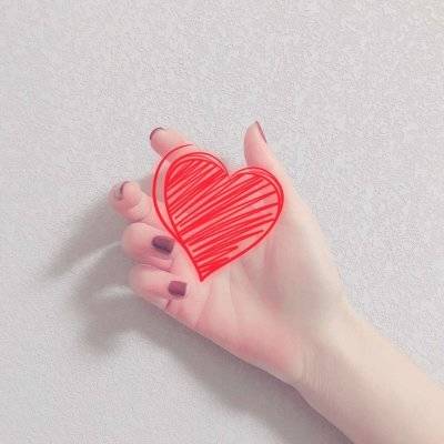 高清好看的头像女生爱心手势图片(共16张)