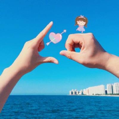 高清好看的头像女生爱心手势图片(共16张)