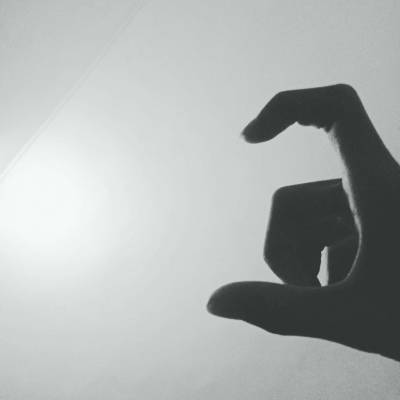 高清好看的头像女生爱心手势图片(共16张)