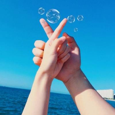 高清好看的头像女生爱心手势图片(共16张)