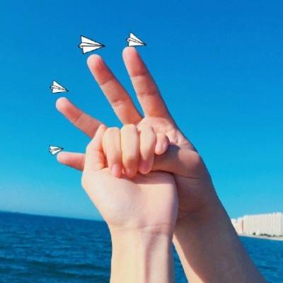 高清好看的头像女生爱心手势图片(共16张)