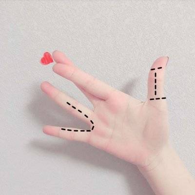 高清好看的头像女生爱心手势图片(共16张)