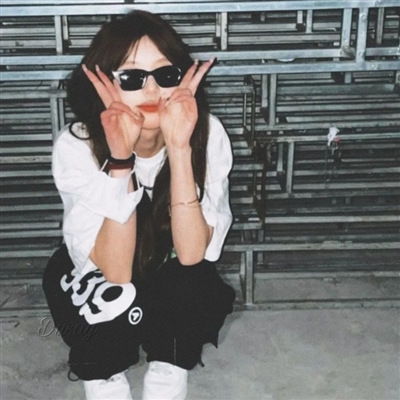 高清好看的复古风意境女生头像图片(精选22张)