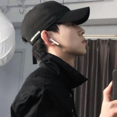 带忧郁气质的伤感男生QQ头像大全(精选18张)