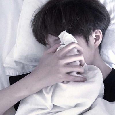 带忧郁气质的伤感男生QQ头像大全(精选18张)