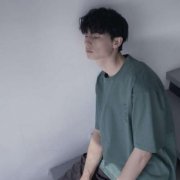 带忧郁气质的伤感男生QQ头像大全(精选18张)