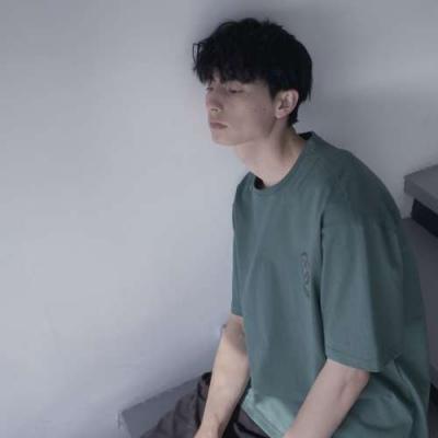 带忧郁气质的伤感男生QQ头像大全(精选18张)