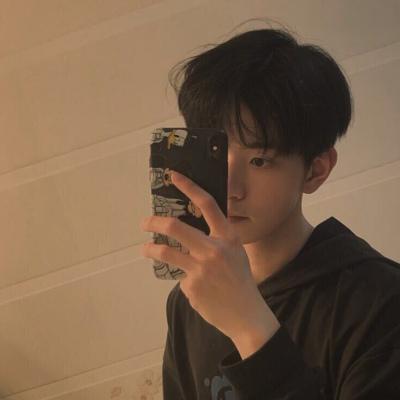 带忧郁气质的伤感男生QQ头像大全(精选18张)