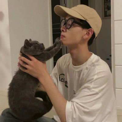 带忧郁气质的伤感男生QQ头像大全(精选18张)