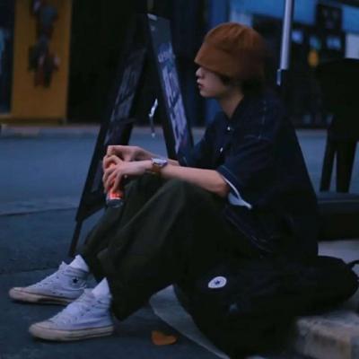 带忧郁气质的伤感男生QQ头像大全(精选18张)