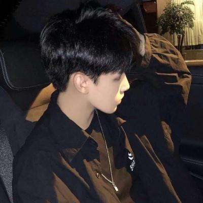 带忧郁气质的伤感男生QQ头像大全(精选18张)