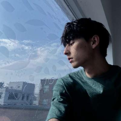 带忧郁气质的伤感男生QQ头像大全(精选18张)