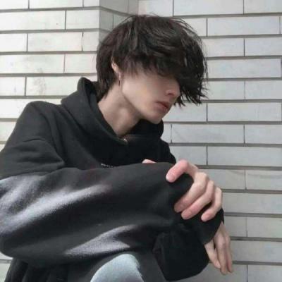 带忧郁气质的伤感男生QQ头像大全(精选18张)