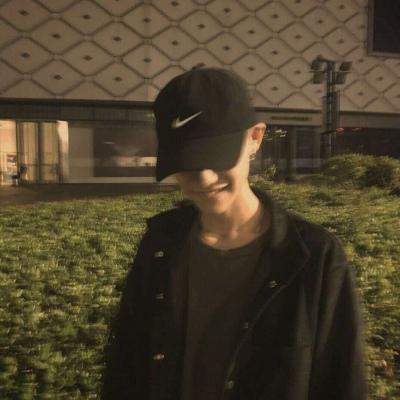 带忧郁气质的伤感男生QQ头像大全(精选18张)