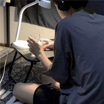 带忧郁气质的伤感男生QQ头像大全(精选18张)