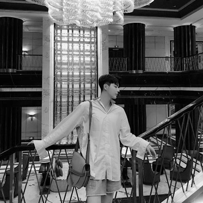 高清男头黑白伤感图片(优选20张)