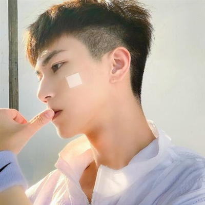 又霸气又高冷的男生头像(精选32张)