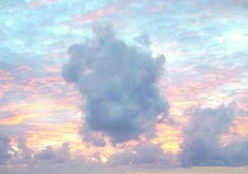 关于云的唯美句子简短 天空白云朵朵轻轻