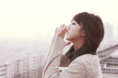 一个人偷偷流泪的句子