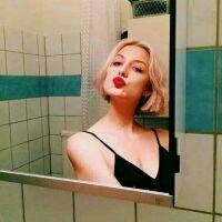 欧美穿背心个性女生头像