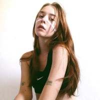 欧美穿背心个性女生头像