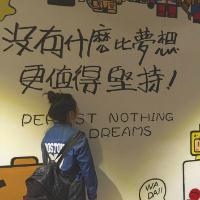 一男一女分开的情侣头像