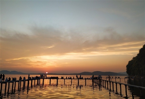 等待日出可以配什么文字 日出配文字简洁朋友圈