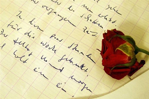 晒结婚证的简短句子(精选45句)