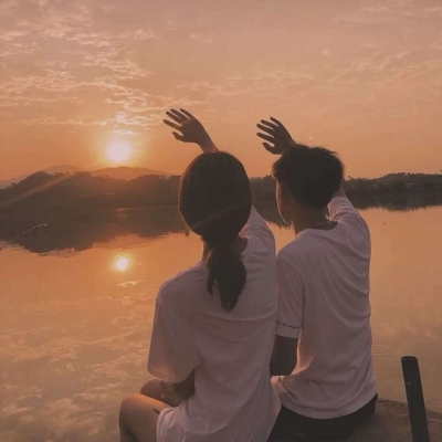 2023最火背影情侣头像(精选16张)