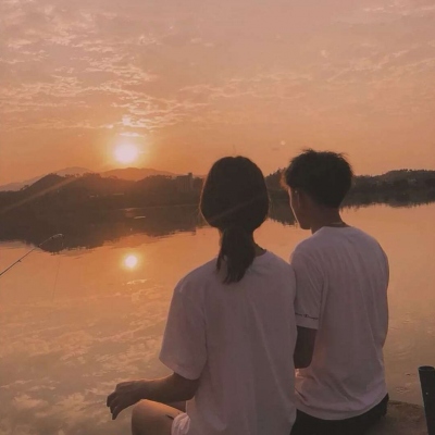 2023最火背影情侣头像(精选16张)