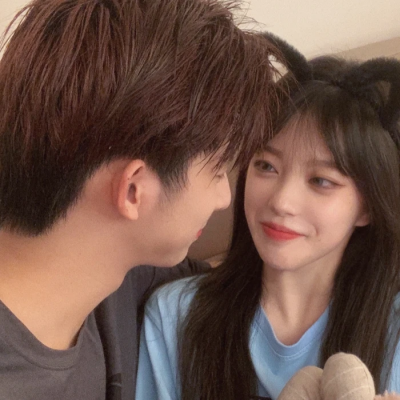 情侣头像超甜一左一右2023高清图片(20张)