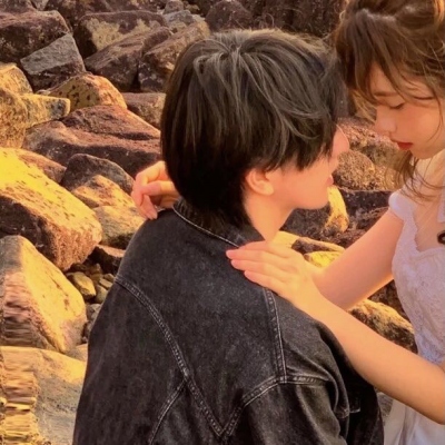 情侣头像超甜一左一右2023高清图片(20张)