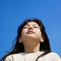 仰望天空女生头像(优选14张)