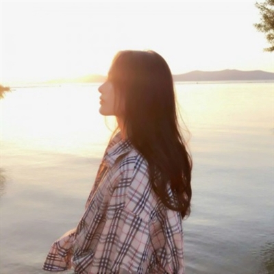 头像女生背影或侧面高清图片(优选22张)