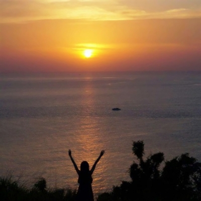 头像女生背影或侧面高清图片(优选22张)