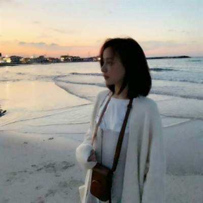 头像女生背影或侧面高清图片(优选22张)