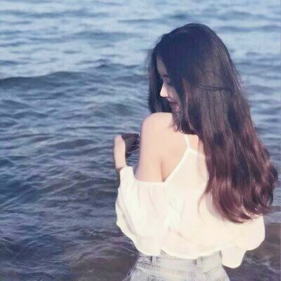 头像女生背影或侧面高清图片(优选22张)