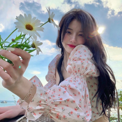 鲜花女孩头像唯美图片大全(优选18张)