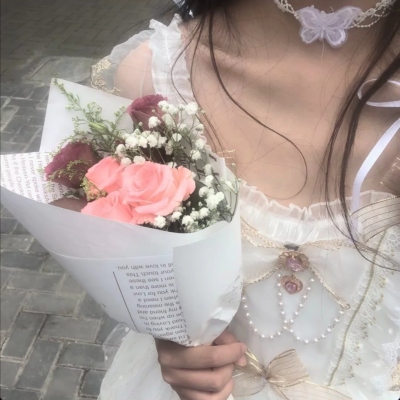 鲜花女孩头像唯美图片大全(优选18张)